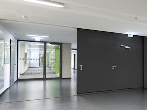 I portoni scorrevoli multiuso, tagliafuoco e tagliafumo sono... I portoni scorrevoli multiuso, tagliafuoco e tagliafumo sono la soluzione ideale per garantire la massima protezione antincendio di grandi e piccoli edifici. I portoni tagliafuoco scorrevoli OD...