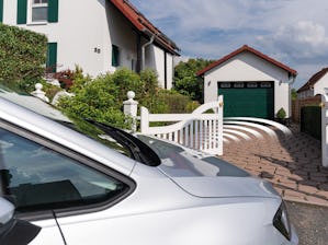 Solo con una motorizzazione telecomandata il vostro cancello... Solo con una motorizzazione telecomandata il vostro cancello d'ingresso vi assicura un autentico comfort. Proprio secondo le vostre aspettative. Naturalmente non deve essere una motorizzazione...