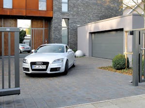 Chi ama scendere dall'auto di notte o con il maltempo solo... Chi ama scendere dall'auto di notte o con il maltempo solo per aprire il garage? Con una motorizzazione per portoni da garage Hörmann avete sempre «via libera», perché potete aprire il portone del...