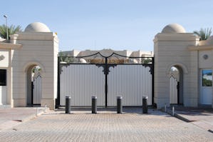 Se un'area richiede la massima sicurezza e deve essere... Dissuasori davanti al palazzo