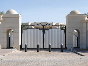 I nostri dissuasori della High Security Line, certificati da... Dissuasori di massima sicurezza davanti a un palazzo