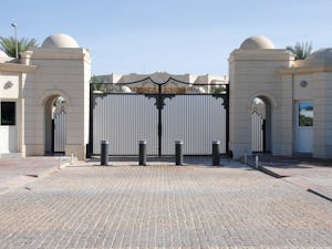 I dissuasori sono una delle forme di controllo degli accessi... Dissuasori davanti al palazzo