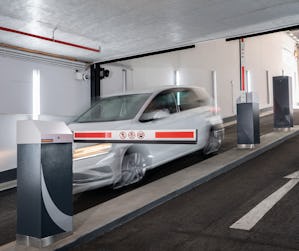 Parcheggi per i dipendenti, parcheggi di alberghi, parcheggi... Garage sotterraneo: la sbarra si apre per far passare un auto in ingresso