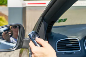 Azionamento con telecomando Aprire le sbarre dall'auto tramite telecomando