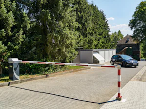 La sbarra automatica SH 600 convince nell'esecuzione ad asta... Sbarra SH 600: auto nell'accesso