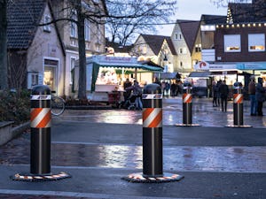Che si tratti della festa cittadina di primavera, di un... Che si tratti della festa cittadina di primavera, di un festival estivo o di un mercatino di Natale: con i dissuasori di traffico mobili certificati di Hörmann potrete mettere al sicuro da passaggi di...