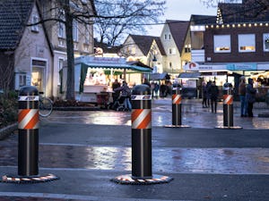 Qu’il s’agisse de la fête municipale au printemps, d’un... Qu’il s’agisse de la fête municipale au printemps, d’un festival en été ou du marché de Noël en hiver, grâce aux bornes mobiles de blocage de véhicules certifiées de Hörmann, vous pouvez sécuriser...