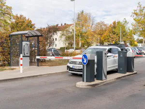 Scopri di più sui nostri sistemi di accesso e gestione per... Sistema a sbarre su parcheggio pubblico