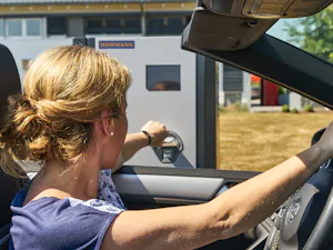 Accesso semplice e veloce grazie al display a colori e al pulsante di richiesta e accettazione biglietti illuminato. Accesso semplice e veloce grazie al display a colori e al pulsante di richiesta e accettazione biglietti illuminato.