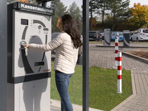 Grazie al display a colori, alla guida utente comprensibile... Procedura di pagamento al parchimetro
