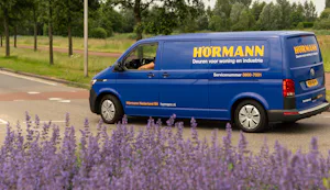 Veiligheid bij montage en onderhoud, met name bij... Hörmann monteur onderweg in bedrijfsbus