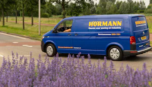 Een betrouwbare verankering van de docklevellers in het... Hörmann monteur onderweg in bedrijfsbus