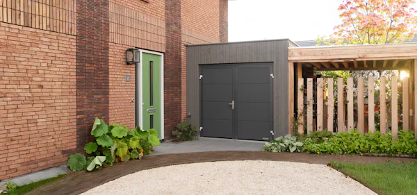 Openslaande garagedeuren toegepast bij een woning.