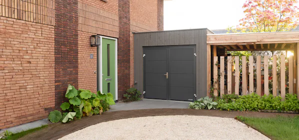 Openslaande garagedeuren toegepast bij een woning.