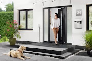 Ytterdører Detter er ytterdører med høy kvalitet som har gode varmeisolasjonsverdier og pålitelig sikkerhetsutstyr. Dørene fås i mange inspirerende modeller og stiler.
Som familiebedrift er vi bevisst vårt...