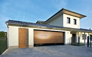 Sidedør og garasjeport i samme motiv Vi anbefaler alle som ikke har en annen tilgang til garasjen sin, å montere en sidedør. Hvis noe skulle skje med garasjeporten din, må du koble ut motoren og fysisk løfte porten for å komme inn i...