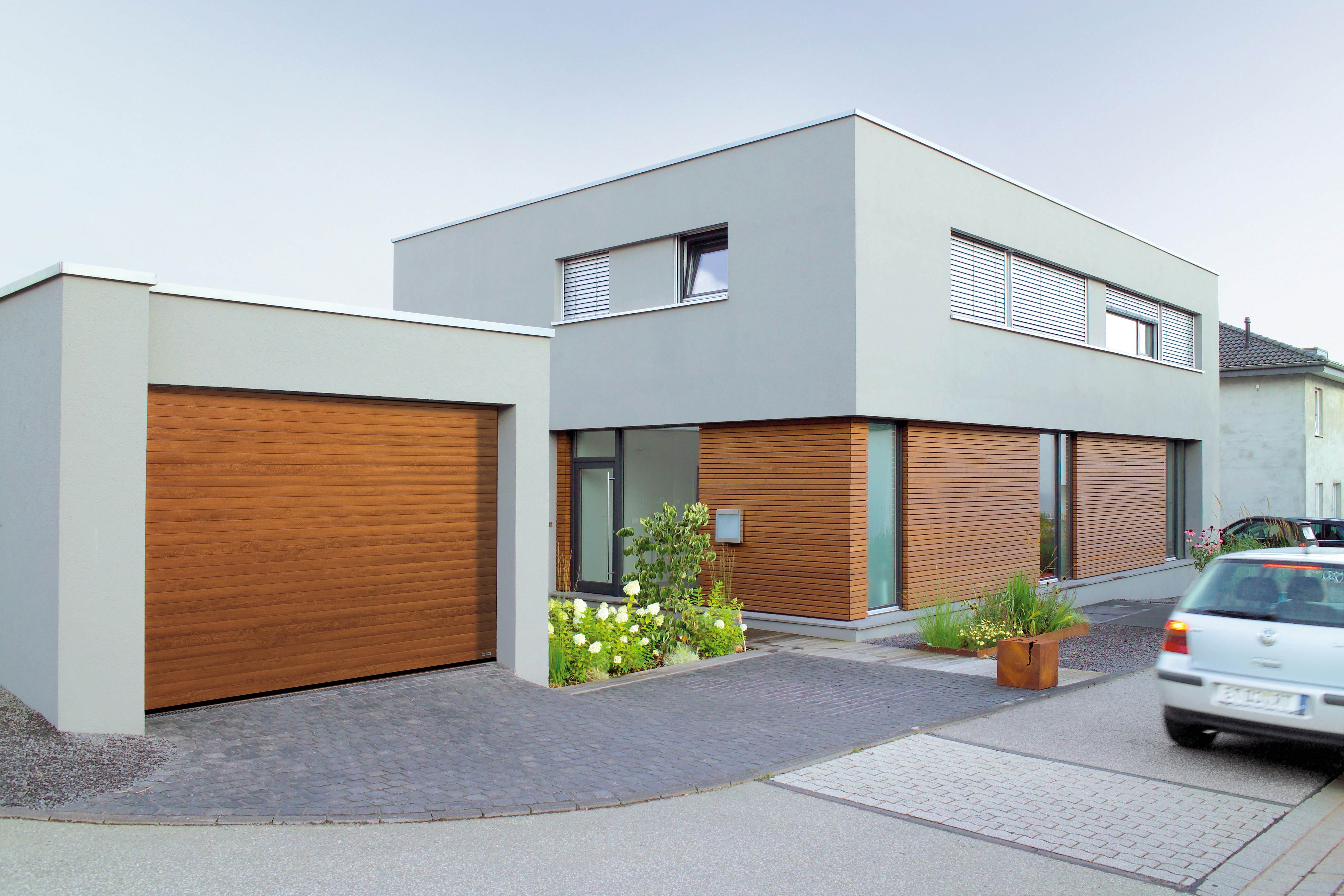 Garasjeport RollMatic Åpnes vertikalt og krever liten plass når den rulles opp: Med garasjerulleporten RollMatic fra Hörmann har du mer plass foran og i garasjen.