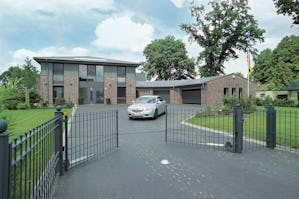 Bare med en fjernstyrt portåpner fra Hörmann vil grinden... Bare med en fjernstyrt portåpner fra Hörmann vil grinden være ekstremt komfortabel, fordi den er produsert av velprøvd teknologi på alle områder. Takket være myk-start og myk-stopp kjører alltid...