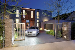 Bare med en fjernstyrt portåpner fra Hörmann vil grinden... Bare med en fjernstyrt portåpner fra Hörmann vil grinden være ekstremt komfortabel, fordi den er produsert av velprøvd teknologi på alle områder. Takket være myk-start og myk-stopp kjører alltid...