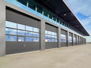 Hörmann industri-leddporter i serie 60 kjennetegnes av en... Hörmann industri-leddporter i serie 60 kjennetegnes av en solid og holdbar konstruksjon, samt høy brukervennlighet ved montering og service. Avhengig av valgt driv- og styringsteknologi kan portene...