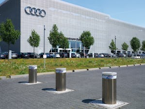 Områder med mye trafikk av både gående og kjørende er ofte... Områder med mye trafikk av både gående og kjørende er ofte krevende å sikre på en adekvat måte. Hörmann tilbyr et bredt utvalg av forskjellige typer pullerter. Alle våre løsninger er sertifiserte i...