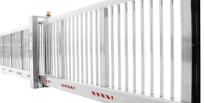 En skyvegrind sikrer uteområdet til din bedrift. Dette er et... En skyvegrind sikrer uteområdet til din bedrift. Dette er et bra valg når du ønsker et synlig sikkerhetsinntrykk og som passer til utformingen av bygget.
Skyvegrinder fra Hörmann kommer i...