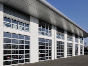 En industri-leddport er konstruert for å åpnes og lukkes,... En industri-leddport er konstruert for å åpnes og lukkes, flere ganger per dag. Derfor er alle komponentene til porten mer robuste og slitesterke. Den robuste konstruksjonen reduserer vedlikeholds- og...