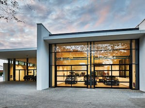 En industri-leddport er konstruert for å åpnes og lukkes,... En industri-leddport er konstruert for å åpnes og lukkes, flere ganger per dag. Derfor er alle komponentene til porten mer robuste og slitesterke. Den robuste konstruksjonen reduserer vedlikeholds- og...