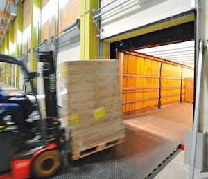 Lastebrygger fra Hörmann er en sofistikert løsning for å... Lastebrygger fra Hörmann er en sofistikert løsning for å utjevne forskjellen mellom ulike lastebilgulv og lasterampe, slik at lasten enkelt kan flyttes inn eller ut av lastebilen i en horisontal...