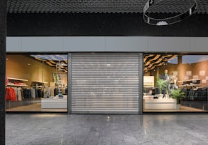  Rullegitter er en effektiv sikring når dine verdier ligger...  Rullegitter er en effektiv sikring når dine verdier ligger inntil offentlige plasser og gater. De leveres i forskjellige innbruddsklasser som er definert etter hvor lang tid og hvilke verktøy en...