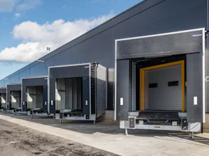 Energieffektivitet: Fordi lastehuset er plassert utenfor... Energieffektivitet: Fordi lastehuset er plassert utenfor bygget, unngås energitap.Plassutnyttelse: Hele hallen kan brukes helt ut til ytterveggene.Fleksibel ettermontering: Rask og enkel installasjon...