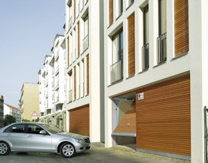 Hörmann sine porter til parkeringshus og garasjeanlegg, er... Hörmann sine porter til parkeringshus og garasjeanlegg, er pålitelige porter som er spesielt konstruert for stillegående drift, selv ved høy bruksfrekvens.
Den svingbare vippeporten NT 500 er...