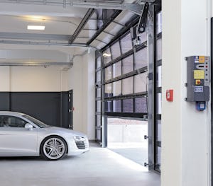 Hörmann sine porter til parkeringshus og garasjeanlegg, er... Hörmann sine porter til parkeringshus og garasjeanlegg, er pålitelige porter som er spesielt konstruert for stillegående drift, selv ved høy bruksfrekvens.
Den svingbare vippeporten NT 500 er...