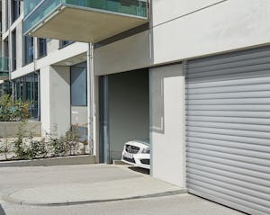 Hörmann sine porter til parkeringshus og garasjeanlegg, er... Hörmann sine porter til parkeringshus og garasjeanlegg, er pålitelige porter som er spesielt konstruert for stillegående drift, selv ved høy bruksfrekvens.
Den svingbare vippeporten NT 500 er...