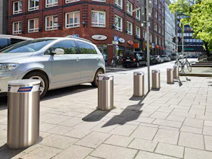 Flyttbare pullerter Ved meget lav bruksfrekvens på ca. 2 passeringer per dag, anbefales flyttbare pullerter som monteres uten verktøy på bakkenivå og er avtakbare. Den lukkede sokkelen sikrer at det ikke er åpning i...