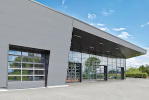 Hörmann-produktene og produksjonsprosessene, samt hele... Hörmann-produktene og produksjonsprosessene, samt hele organisasjonen blir stadig forbedret og videreutviklet. Dette gjelder både for kvalitet, energieffektivitet, miljø og helsevern, samt for...