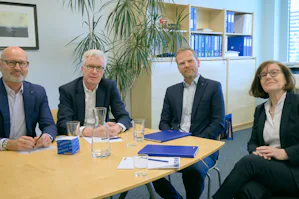 Axel Becker, CEO Hörmann Group, Christoph Hörmann eier/partner Hörmann Group, Svein Sørlie adm.dir. Hörmann Norge og Susanne Barthel, salgsansvarlig Nord- og Vest-Europa, hadde mye å snakke om under 25-års jubileet. Axel Becker, CEO Hörmann Group, Christoph Hörmann eier/partner Hörmann Group, Svein Sørlie adm.dir. Hörmann Norge og Susanne Barthel, salgsansvarlig Nord- og Vest-Europa, hadde mye å snakke om under 25-års jubileet.