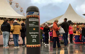 Sikkerhet og publikumsopplevelse hånd i hånd
Hörmanns... Sikkerhet og publikumsopplevelse hånd i hånd
Hörmanns mobile OktaBlock-kjøretøysperrer har vist seg som en ideell løsning for julemarkedet. Ikke bare sørger de for høy sikkerhet, men de bidrar også...