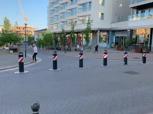 På Bekkestua tar en ny bilfri miljøgate form midt i sentrum. Biltrafikken holdes på avstand ved hjelp av mobile Oktablock pullerter. Foto: Bærum kommune På Bekkestua i Bærum er en ny bilfri miljøgate i ferd med å bli etablert. Den stenges av med mobile OktaBlock pullerter.
– Vi prøvestenger 100 meter av sentrumsgaten Gamle Ringeriksveg i ett år for...