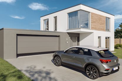 Garageport i matchande grå kulör som garaget. Garageport i matchande grå kulör som garaget.