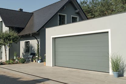 Grå garageport, en del av fasaden. Grå garageport, en del av fasaden.