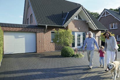 Familj på uppfarten till garaget. Familj på uppfarten till garaget.