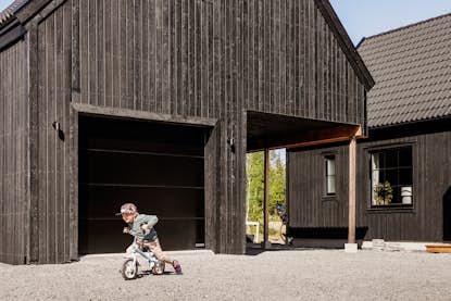 Barn som leker på uppfarten framför porten. Barn som leker på uppfarten framför porten.