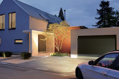 bil på garageuppfart på kvällen. bil på garageuppfart på kvällen.