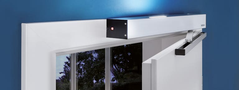 närbild på en dörröppnare som öppnar en innerdörr.