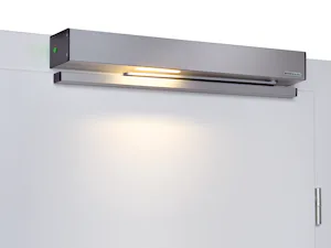 Underlätta vardagen med en automatisk dörröppnare Närbild på en silvrig dörröppning med belysning på.
