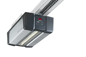 SupraMatic 4 Silvrig motorkåpa med bred LED-belysning. På baksidan syns en display och tryckknappar.