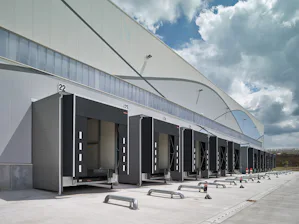 Med dockningshus placeras ytterligare ett lås framför... Dockningshus längs en fasad.