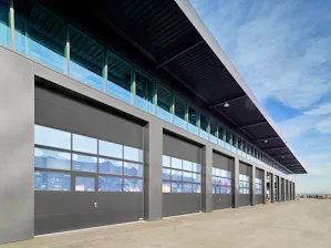 Säkerhet i fokus – För människor, maskiner och... Grå fasad med gråa industriportar.
