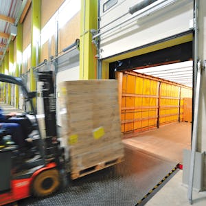 Hörmann lastbryggor är en sofistikerad lösning för att... En truck lastar eller lossar en lastbil.